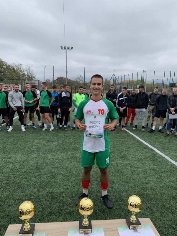 Трудна победа  и при най- големите ученици - 11-12 клас на Общинското първенство по футбол!