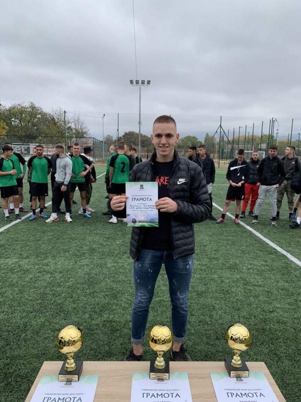 Трудна победа  и при най- големите ученици - 11-12 клас на Общинското първенство по футбол!