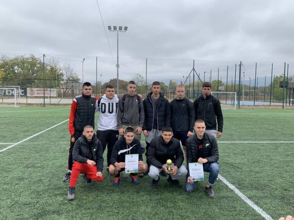 Трудна победа  и при най- големите ученици - 11-12 клас на Общинското първенство по футбол!
