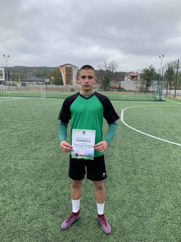 Трудна победа  и при най- големите ученици - 11-12 клас на Общинското първенство по футбол!