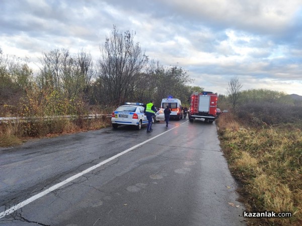 Челен удар между два автомобила на пътя Розово-Кънчево
