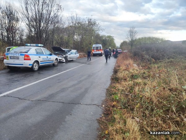 Челен удар между два автомобила на пътя Розово-Кънчево