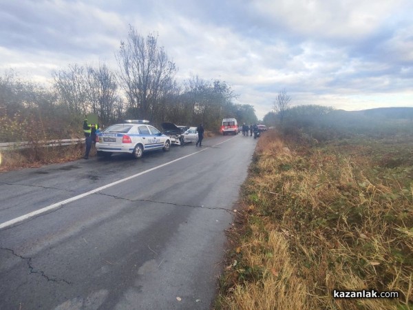 Челен удар между два автомобила на пътя Розово-Кънчево