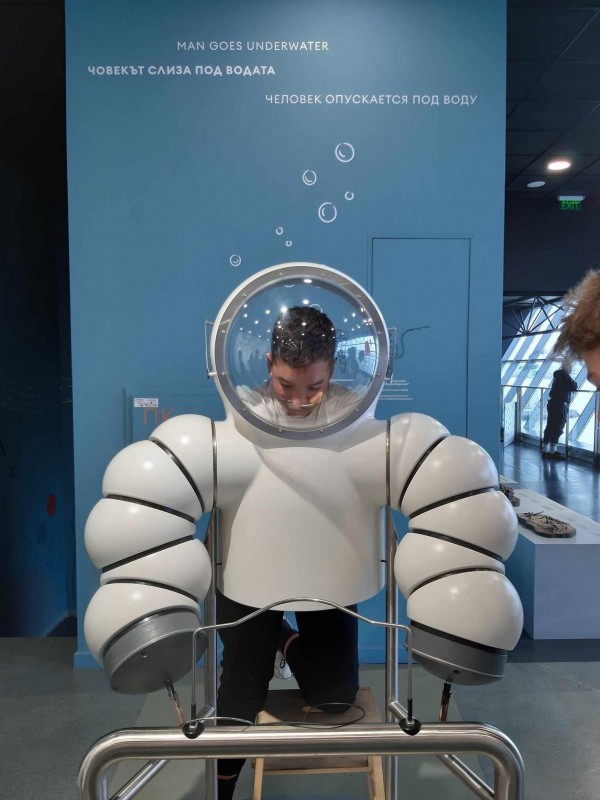 Ученици от ПХГ „Св. Св. Кирил и Методий“ посетиха научен център „ПланетУм“, гр. Бургас