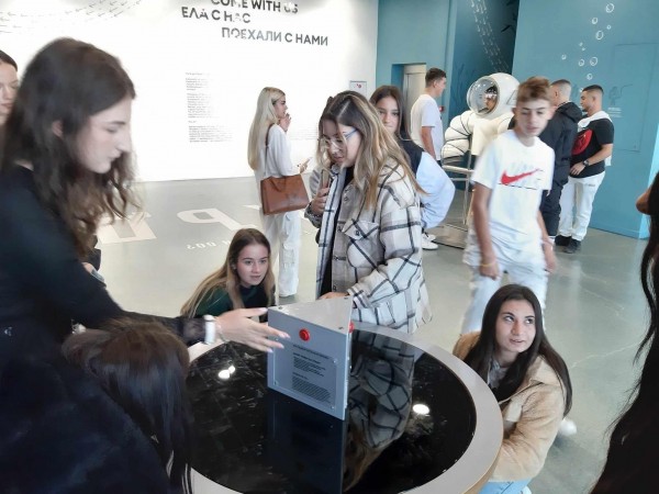 Ученици от ПХГ „Св. Св. Кирил и Методий“ посетиха научен център „ПланетУм“, гр. Бургас