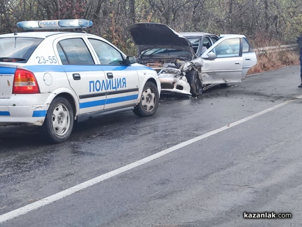 Челен удар между два автомобила на пътя Розово-Кънчево / Новини от Казанлък