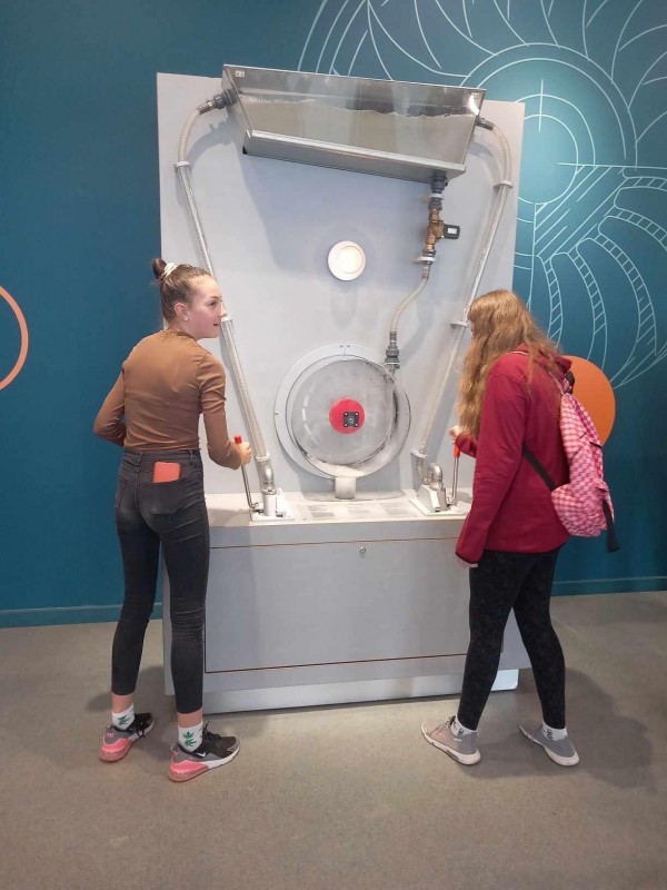 Ученици от ПХГ „Св. Св. Кирил и Методий“ посетиха научен център „ПланетУм“, гр. Бургас