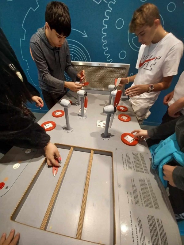 Ученици от ПХГ „Св. Св. Кирил и Методий“ посетиха научен център „ПланетУм“, гр. Бургас