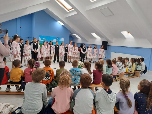 С весело тържество в ОУ “Мати Болгария“ бяха зарадвани малчуганите от две детски градини