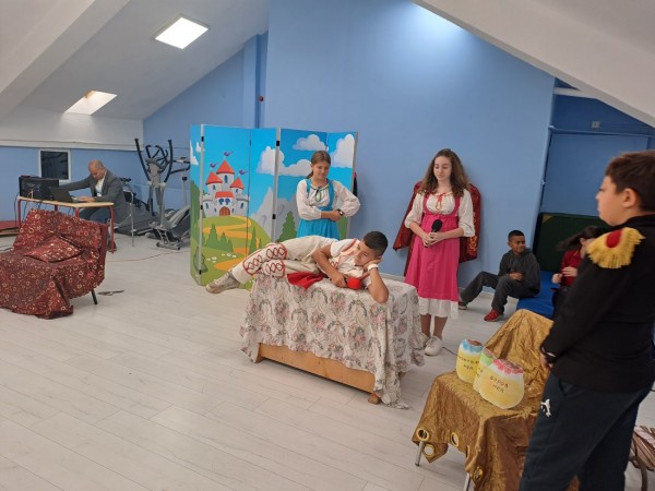 С весело тържество в ОУ “Мати Болгария“ бяха зарадвани малчуганите от две детски градини