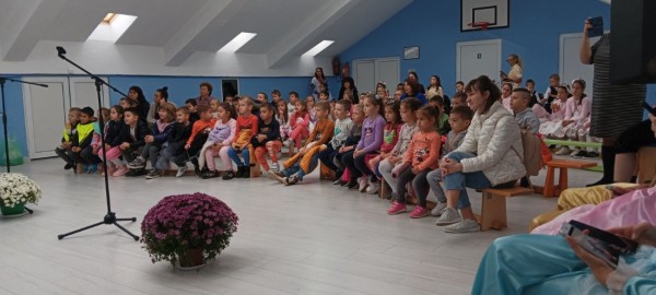 С весело тържество в ОУ “Мати Болгария“ бяха зарадвани малчуганите от две детски градини