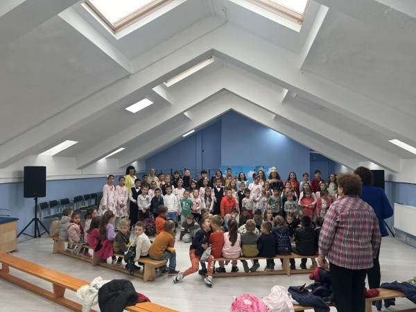 С весело тържество в ОУ “Мати Болгария“ бяха зарадвани малчуганите от две детски градини