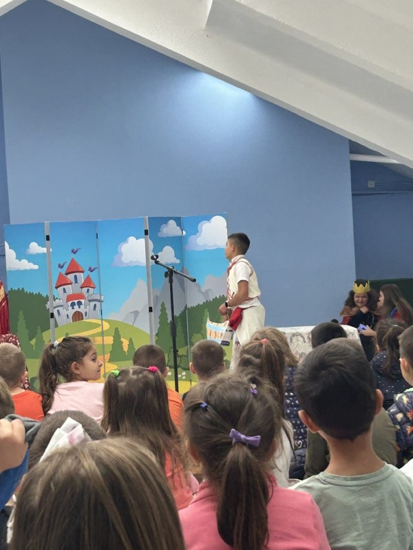 С весело тържество в ОУ “Мати Болгария“ бяха зарадвани малчуганите от две детски градини