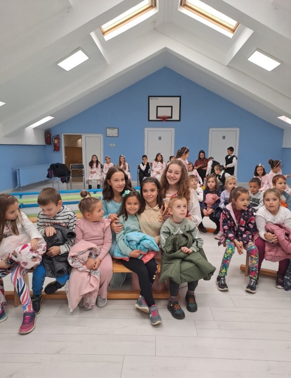 С весело тържество в ОУ “Мати Болгария“ бяха зарадвани малчуганите от две детски градини