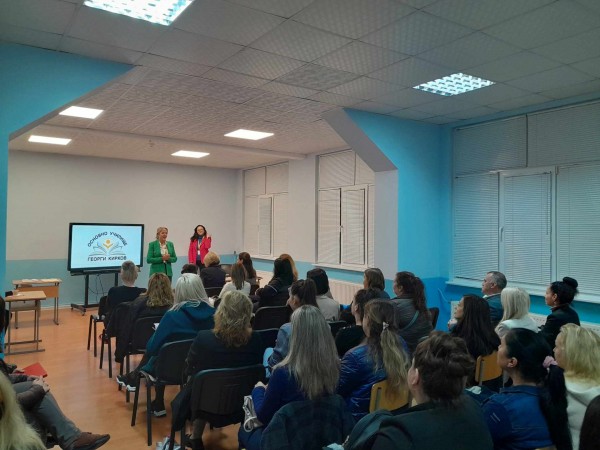 Марияна Стойнова, директор на ЦКБ - Казанлък е новия председател на Обществения съвет в ОУ “Георги Кирков“