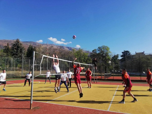 Военнослужещи от Казанлък и Карлово мериха сили във вътрешно състезание по волейбол по случай празника на Сухопътните войски