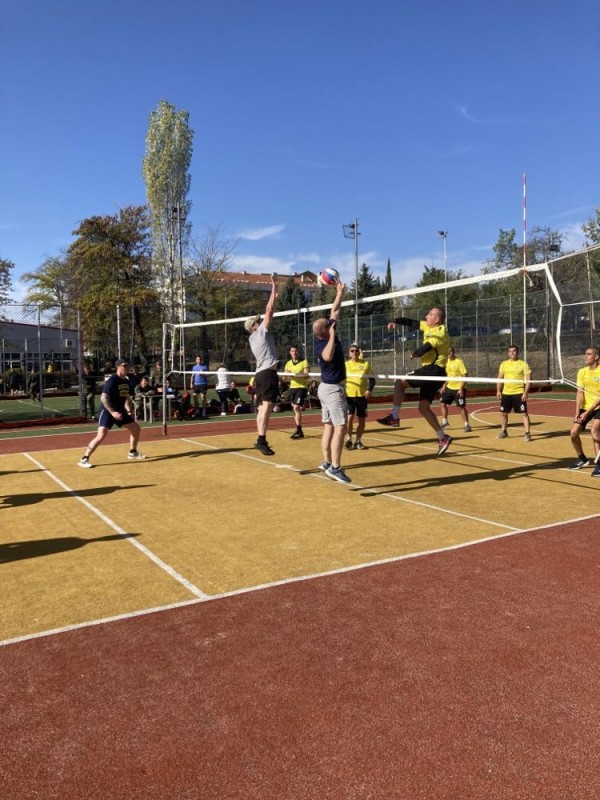 Военнослужещи от Казанлък и Карлово мериха сили във вътрешно състезание по волейбол по случай празника на Сухопътните войски