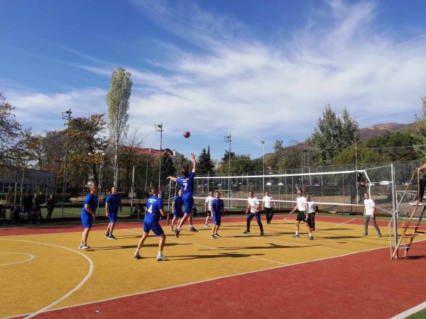 Военнослужещи от Казанлък и Карлово мериха сили във вътрешно състезание по волейбол по случай празника на Сухопътните войски