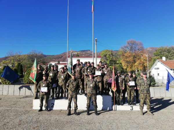 Военнослужещи от Казанлък и Карлово мериха сили във вътрешно състезание по волейбол по случай празника на Сухопътните войски / Новини от Казанлък