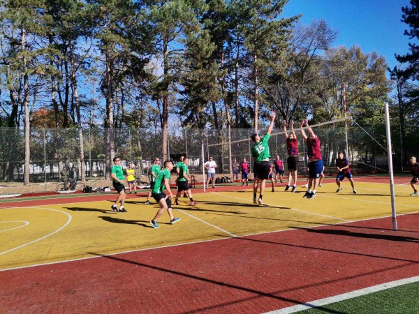 Военнослужещи от Казанлък и Карлово мериха сили във вътрешно състезание по волейбол по случай празника на Сухопътните войски