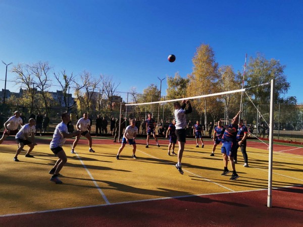 Военнослужещи от Казанлък и Карлово мериха сили във вътрешно състезание по волейбол по случай празника на Сухопътните войски