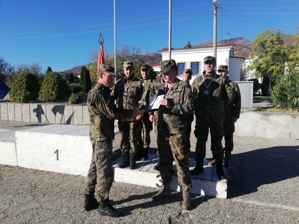 Военнослужещи от Казанлък и Карлово мериха сили във вътрешно състезание по волейбол по случай празника на Сухопътните войски