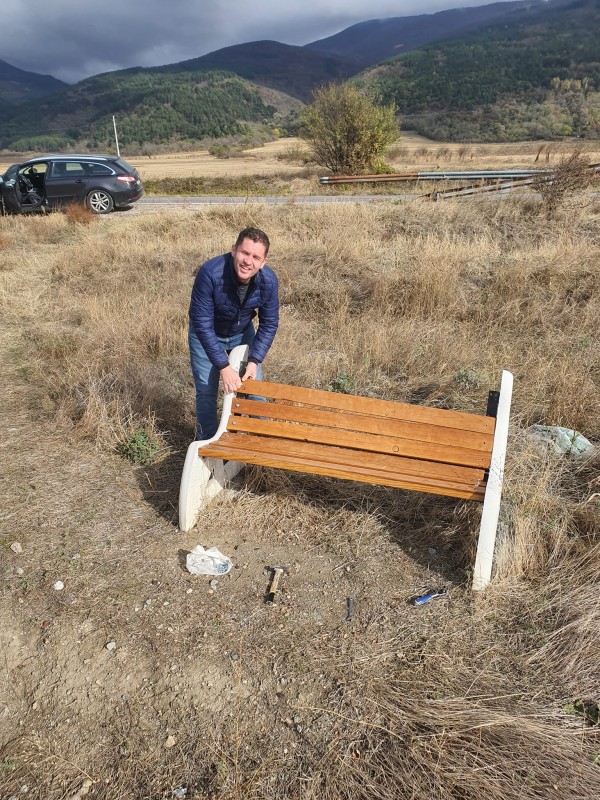 Казанлъшките ротарианци поправиха счупена пейка след вандалска проява