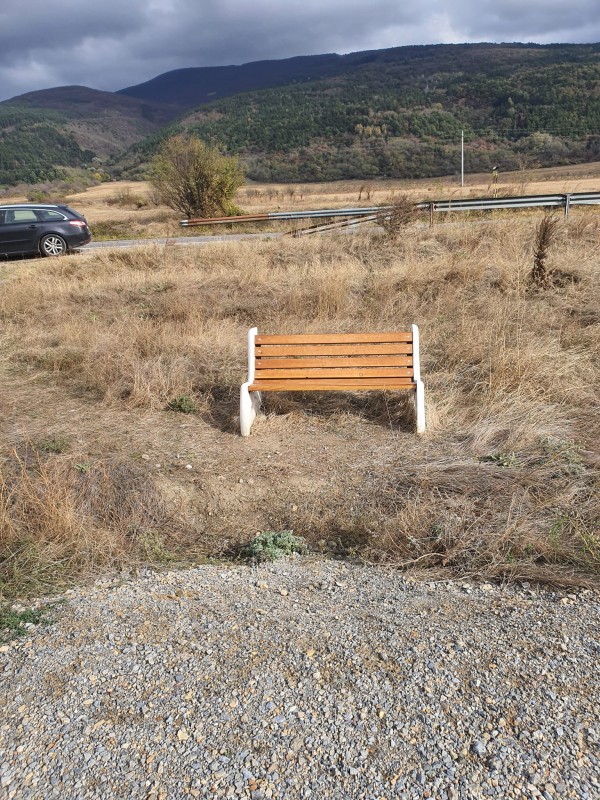 Казанлъшките ротарианци поправиха счупена пейка след вандалска проява