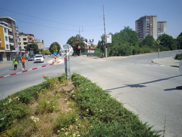 Частично ограничение на движението на кръстовището на бул. „Княз Александър Батенберг“ с бул. „Никола Петков“ за преасфалтиране от понеделник 