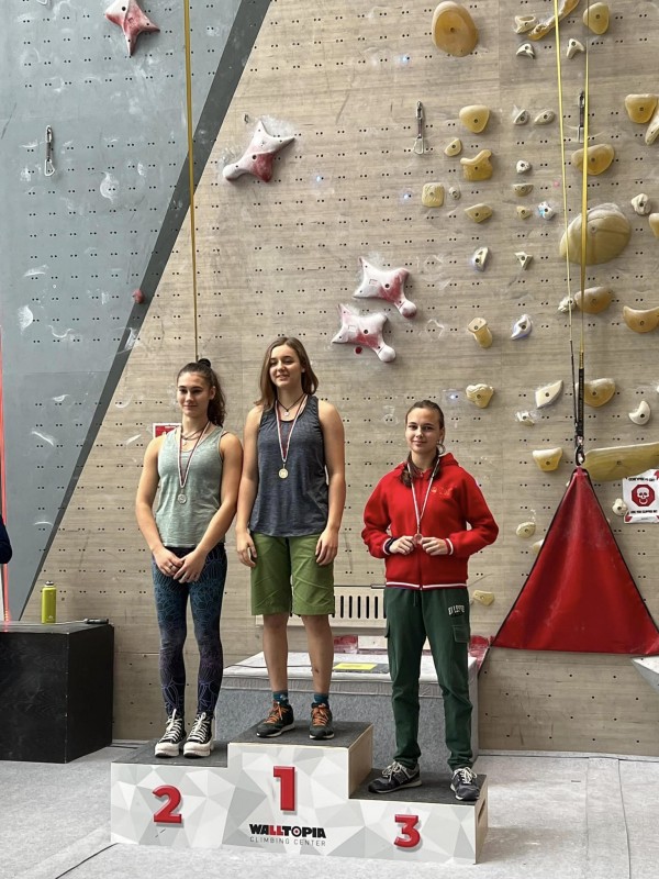 Три купи “България“ и пълен комплект медали за казанлъшките катерачи от държавното първенство