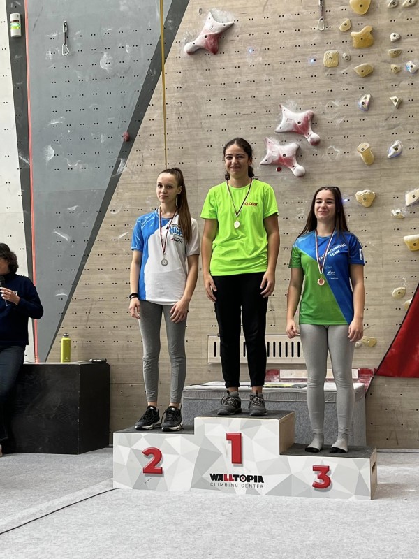 Три купи “България“ и пълен комплект медали за казанлъшките катерачи от държавното първенство