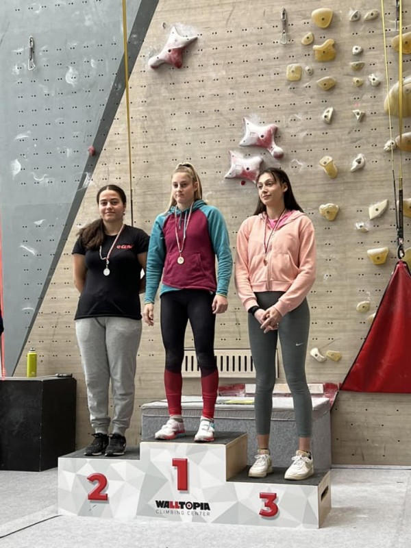 Три купи “България“ и пълен комплект медали за казанлъшките катерачи от държавното първенство