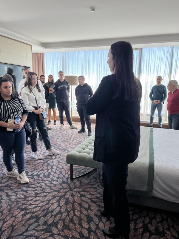Бъдещите хотелиери от ПГЛПТ с професионална визита в елитен столичен хотел
