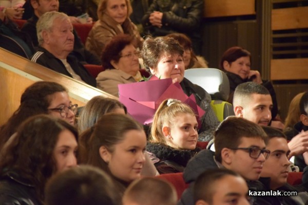 Хаджиеновци събраха 11 440 лева от благотворителния концерт и базар в помощ на учителката Татяна Казакова