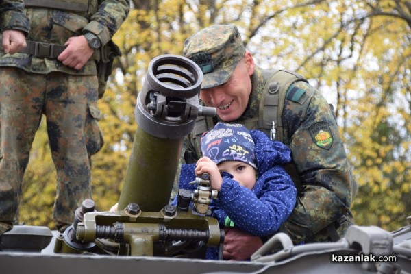 По случай празника на Сухопътните войски, в казанлъшкото военно формирование се състоя Ден на отворените врати
