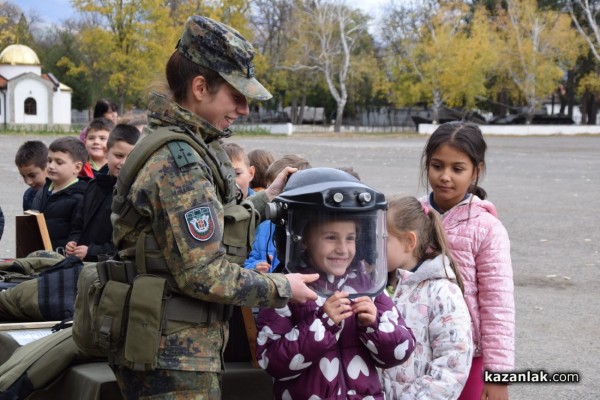 По случай празника на Сухопътните войски, в казанлъшкото военно формирование се състоя Ден на отворените врати