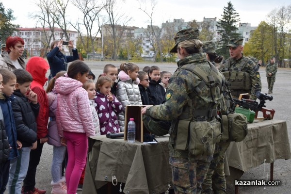 По случай празника на Сухопътните войски, в казанлъшкото военно формирование се състоя Ден на отворените врати