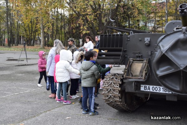 По случай празника на Сухопътните войски, в казанлъшкото военно формирование се състоя Ден на отворените врати