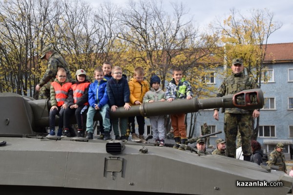 По случай празника на Сухопътните войски, в казанлъшкото военно формирование се състоя Ден на отворените врати