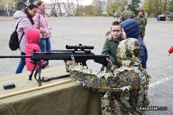 По случай празника на Сухопътните войски, в казанлъшкото военно формирование се състоя Ден на отворените врати