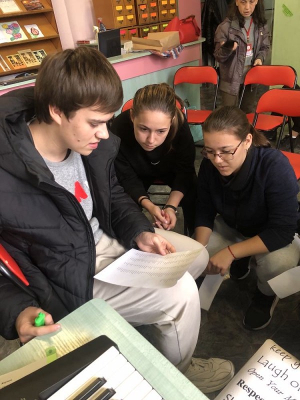 Ученици от ПГЛПТ участваха в образователно мероприятие в Световния ден за борба с насилието над деца