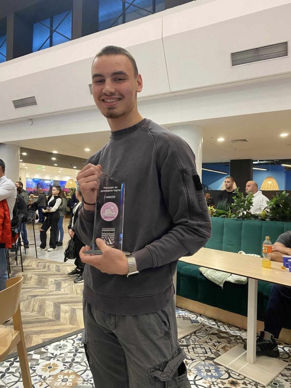 Авторски чийзкейк донесе първо място на Денислав Атанасов от ПГЛПТ в престижен конкурс