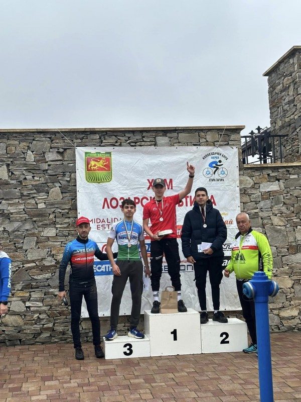 Медали за казанлъшките колоездачи в последното състезание по МТБ