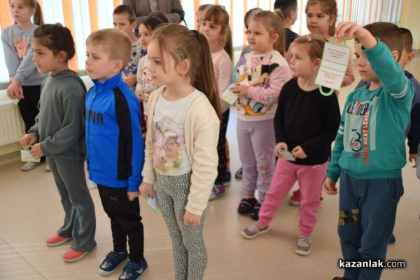 Учениците от ОУ „Чудомир“ зарадваха малчуганите от ДГ “Здравец“ с музикален поздрав и подаръци по случай Деня на християнското семейство