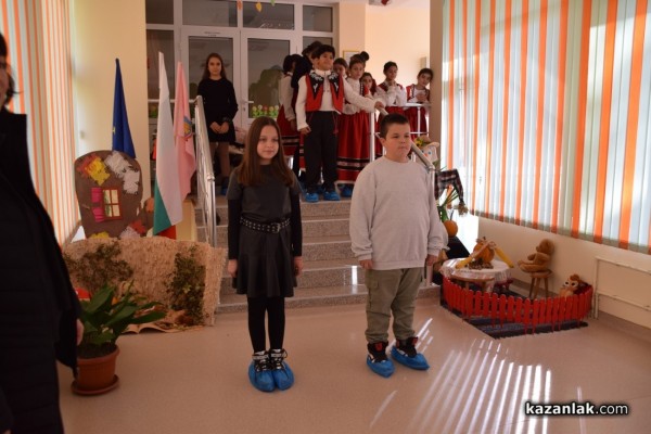 Учениците от ОУ „Чудомир“ зарадваха малчуганите от ДГ “Здравец“ с музикален поздрав и подаръци по случай Деня на християнското семейство