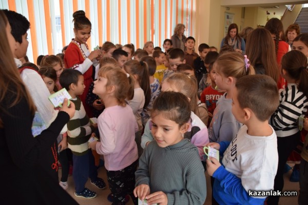 Учениците от ОУ „Чудомир“ зарадваха малчуганите от ДГ “Здравец“ с музикален поздрав и подаръци по случай Деня на християнското семейство