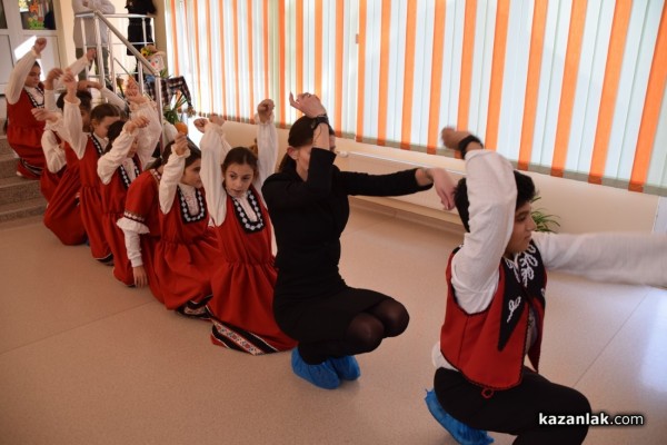 Учениците от ОУ „Чудомир“ зарадваха малчуганите от ДГ “Здравец“ с музикален поздрав и подаръци по случай Деня на християнското семейство