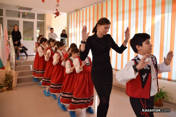 Учениците от ОУ „Чудомир“ зарадваха малчуганите от ДГ “Здравец“ с музикален поздрав и подаръци по случай Деня на християнското семейство