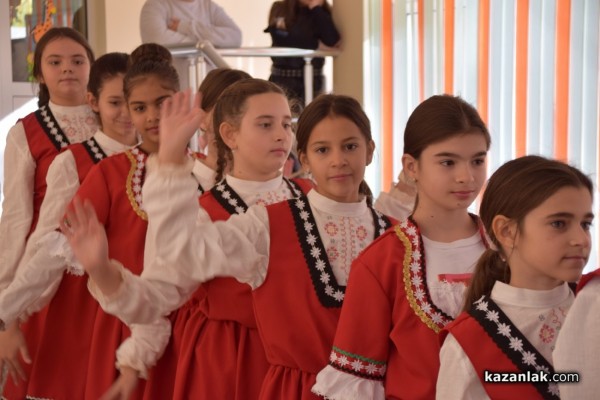 Учениците от ОУ „Чудомир“ зарадваха малчуганите от ДГ “Здравец“ с музикален поздрав и подаръци по случай Деня на християнското семейство