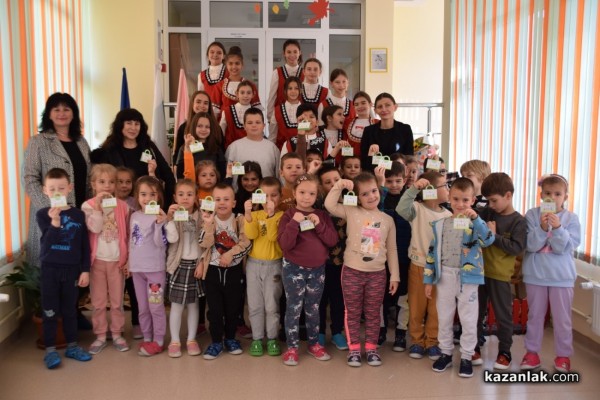 Учениците от ОУ „Чудомир“ зарадваха малчуганите от ДГ “Здравец“ с музикален поздрав и подаръци по случай Деня на християнското семейство